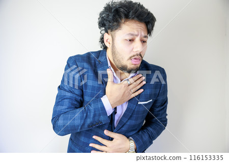 一個穿著西裝的男人看起來快要吐了 116153335