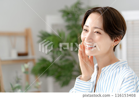 女人觸摸皮膚 116153408