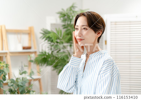 女人觸摸皮膚 116153410
