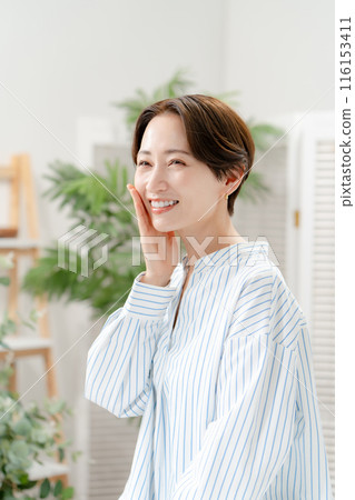 女人觸摸皮膚 116153411