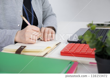 woman working on a computer 116153472