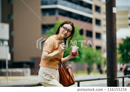 年輕女子等待 年輕女子等待 116155256