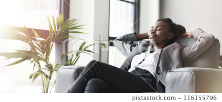 一位女士坐在辦公室的沙發上放鬆 116155796