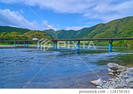 Cars crossing the Imanari Bridge (Sada Submerged Bridge) over the Shimanto River in Shimanto City, Kochi Prefecture 116156161