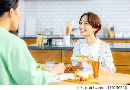 夫婦吃午餐 116156228