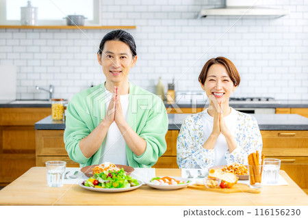 夫婦吃午餐 116156230