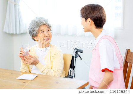 奶奶和照顧者吃藥 116156244