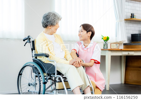 Elderly people in wheelchairs and women who take care 116156250