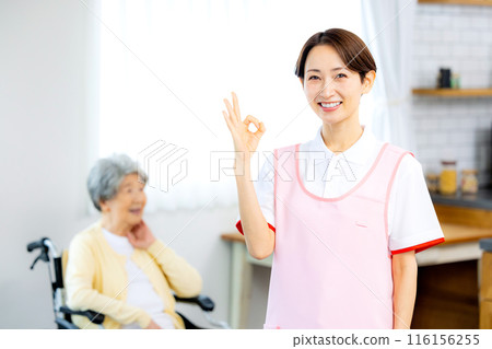 坐輪椅的老年人和照顧的婦女 116156255
