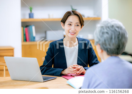 Senior business woman consulting 116156268