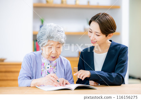 寫臨終筆記的高級女商人 116156275