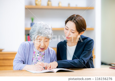 寫臨終筆記的高級女商人 116156276
