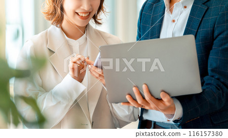 開會的男性和女性商人 116157380