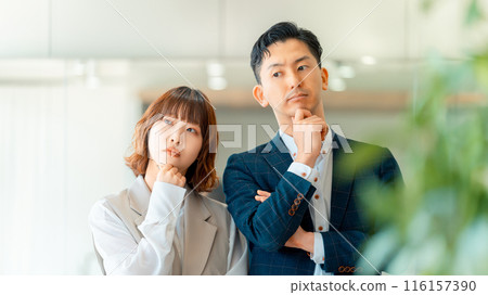 Male and female businessmen thinking with troubled faces 116157390