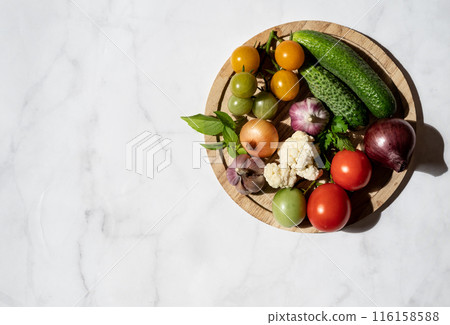 Large plate with various fresh farm vegetables. Autumn harvest and the concept of healthy organic food Large plate with various fresh farm vegetables. Autumn harvest and the concept of healthy organic food 116158588