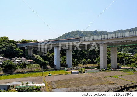 從廢棄的福知山線鐵軌遺址入口附近看中國高速公路 從廢棄的福知山線鐵軌遺址入口附近看中國高速公路 116158945