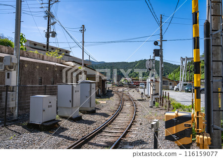 從大井川鐵道千頭站的道口看到的鐵道風景(靜岡縣) 從大井川鐵道千頭站的道口看到的鐵道風景(靜岡縣) 116159077