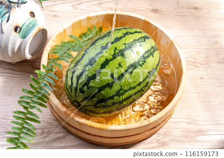 把西瓜冷卻 把西瓜冷卻 116159173
