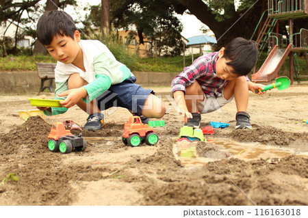 Children playing in the sandbox 116163018