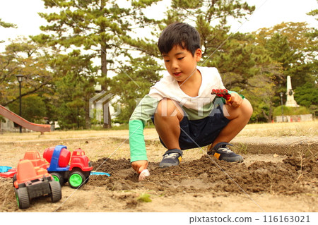 Children playing in the sandbox 116163021