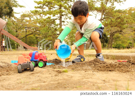 Children playing in the sandbox 116163024