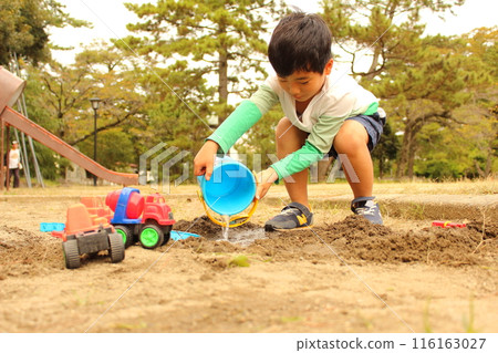 孩子們在沙箱裡玩耍 116163027