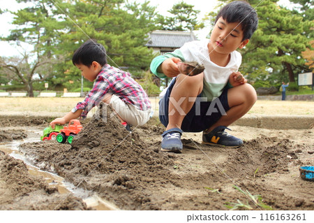 Children playing in the sandbox 116163261