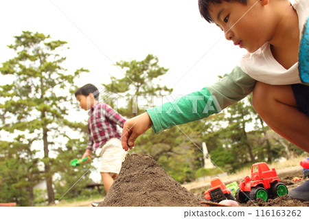 Children playing in the sandbox 116163262