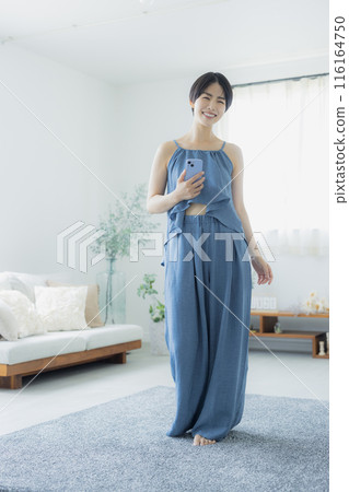 藍色吊帶背心的女人 藍色吊帶背心的女人 116164750