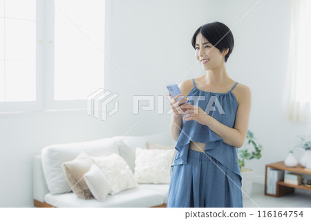 藍色吊帶背心的女人 藍色吊帶背心的女人 116164754