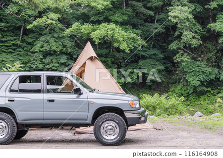 [小樹林裡的汽車露營地竣工] 116164908