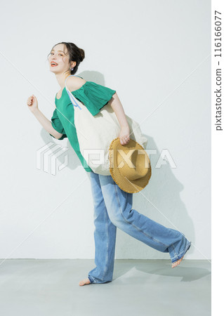 一個戴著草帽的女人 116166077