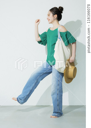 一個戴著草帽的女人 116166078