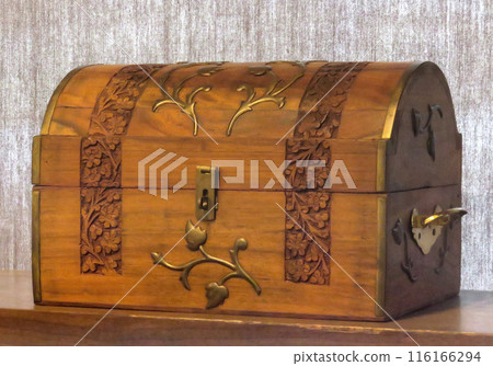 Wooden treasure chest 116166294