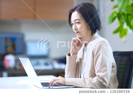 在辦公室工作的中年婦女 在辦公室工作的中年婦女 116166556