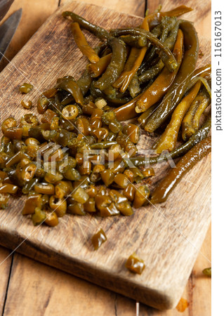 Chilean Australin peruvian seaweed COCHAYUYO. Choped cooked cochayuyo on board and boul 116167013