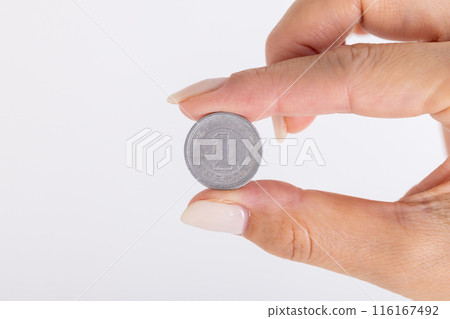 手拿著1日圓硬幣 手拿著1日圓硬幣 116167492