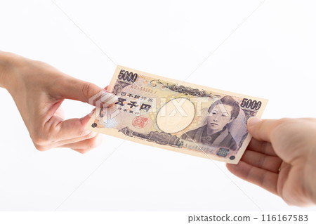 多隻手拿著 5,000 日元鈔票 多隻手拿著 5,000 日元鈔票 116167583