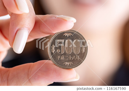 Hand holding a 500-yen coin 116167590