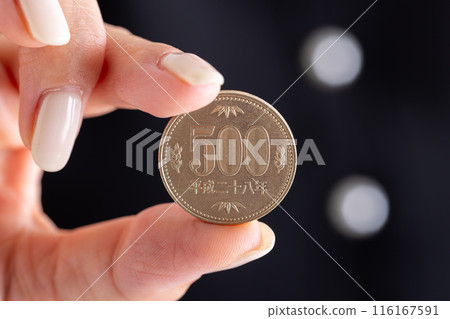 Hand holding a 500-yen coin 116167591