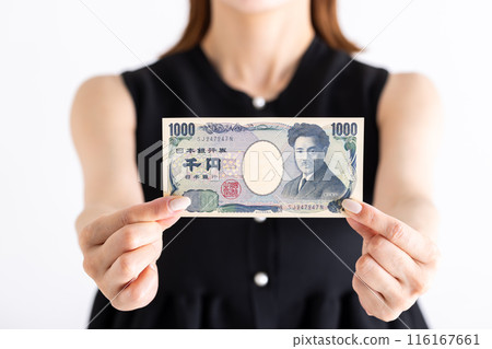 Hands handing over 1,000 yen bills Keyword language: Japanese 116167661
