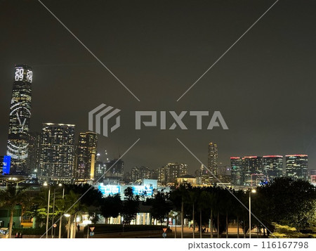 從香港島看香港九龍半島的夜景 從香港島看香港九龍半島的夜景 116167798