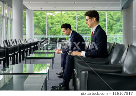 商人在休息室遠距工作 116167817
