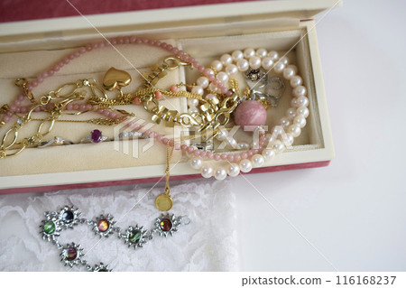 配件、戒指和項鍊、珠寶盒中的奢華珠寶 116168237