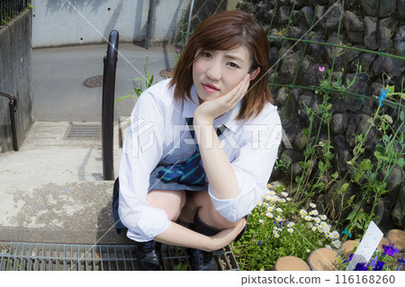 坐在戶外的女人 坐在戶外的女人 116168260