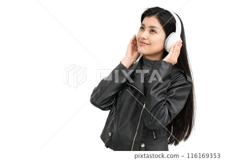 穿著皮夾克、用耳機聽音樂的年輕女子 116169353