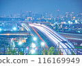 高速公路和建築物的夜景 116169949