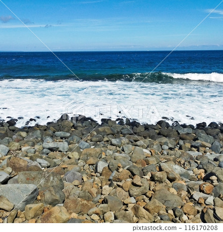 The contrast between rocks, white waves, and the sea and sky - Kuroiso Coast 116170208