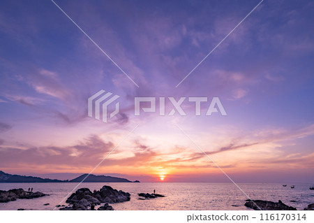 Nature beautiful Light Sunset or sunrise over sea, Colorful dramatic majestic scenery Sky with Amazing clouds and waves in sunset sky 116170314