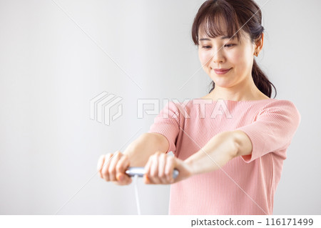 使用身體組成監測儀的女性 116171499
